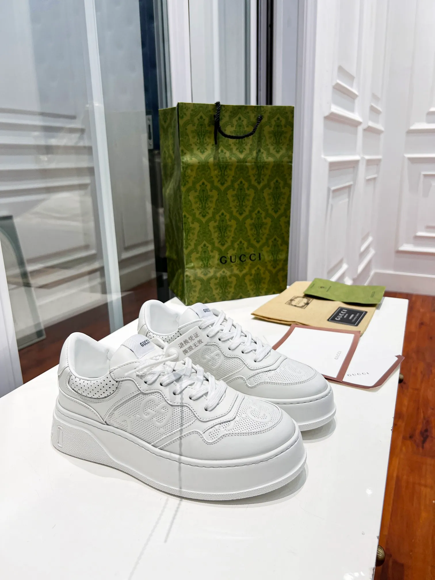 👟👟Ex-factory price 480👟👟 Women's Shoe Factory New Chunky B series lightweight soft thick sole sports series! G family's white shoes for couples, GUUC* counter-synchronized shoes, ancient and exotic catwalk models! The style design is light, luxurious and retro...thick sole increases height...similar to an upgraded version of classic white shoes! Original customized cowhide fabric (classic old floral fabric, perforation, embossing process), cowhide lining, original foam lightweight outsole, GG Logo on the heel, 4cm thick sole, classic Gucci webbing... Women's 35-40/Men's 39-44 (full size) Women's 41, Men's 45 are custom-made and non-returnable